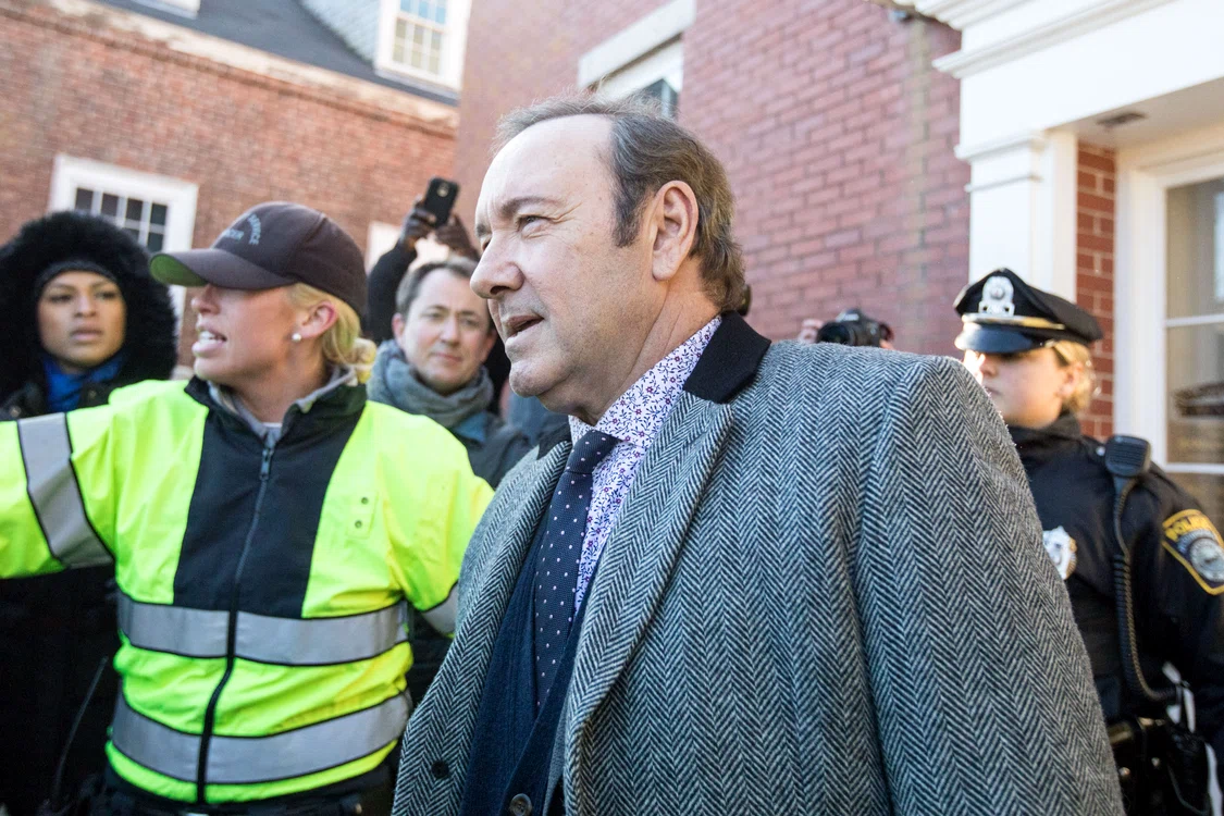 
    Deși a scăpat de acuzațiile de hărțuire sexuală, Kevin Spacey are de plătit 31 de milioane de dolari către producătorul ”House of Cards”foto: Getty Images  