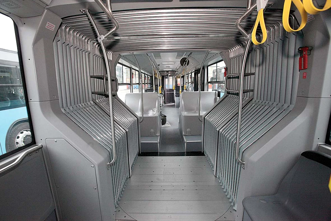 Așa arată burduful, care  unește cele două compartimente  ale autobuzului articulat