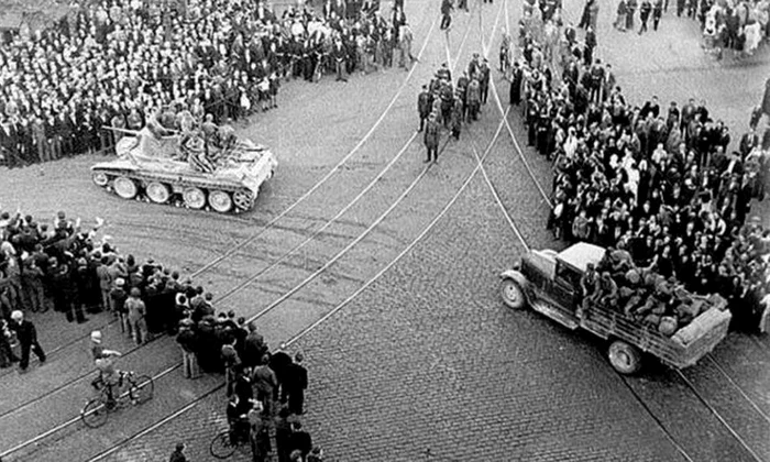 Ţările baltice protestează faţă de decizia Rusiei de a celebra eliberarea acestor state de către trupele sovietice  Pe 31 august Moscova sărbătoreşte „eliberarea” Bucureştiului jpeg