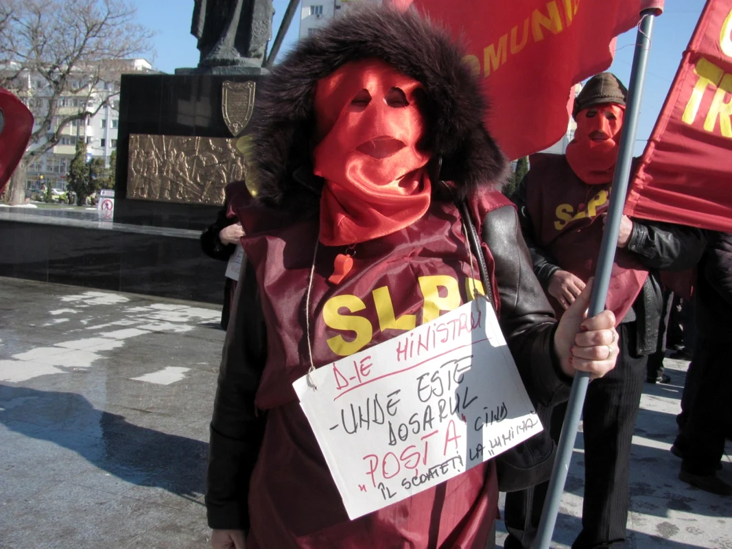 Poştaşii au protestat cu cagule pe faţă FOTO