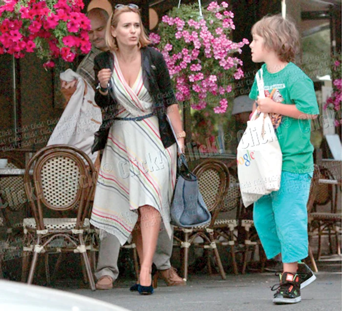 După ce au luat prânzul,  se îndreaptă spre casă