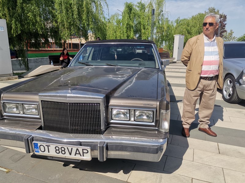Cum arată „mașina președinților”, bătrâna Minerva. Retro Parada Primăverii a adus mașini de legendă în Slatina 