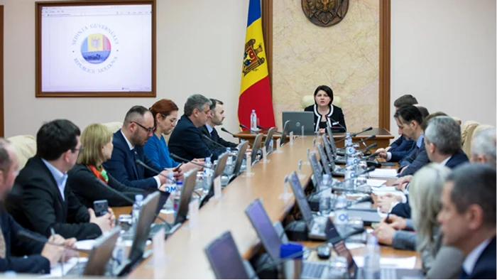 Guvernul R. Moldova, de care deplinde intrarea în Constituție a limbii române. 