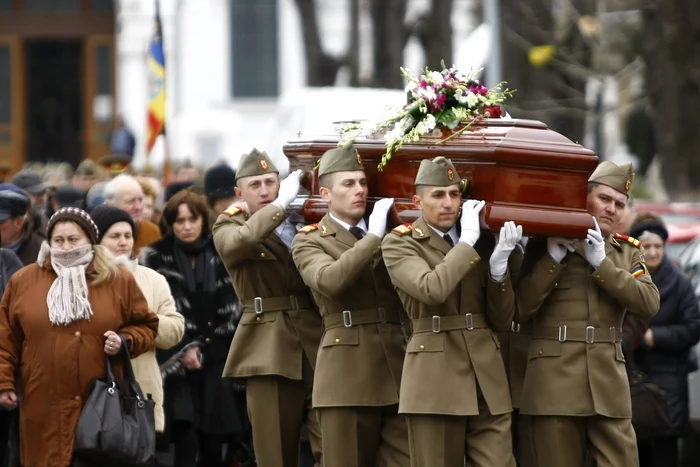 Garda de onoare a purtat pe braţe sicriul actriţei Irina Petrescu FOTO Eduard Enea