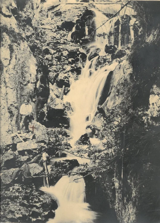 Bucura Dumbravă la cascada Horoabei din Munții Bucegi