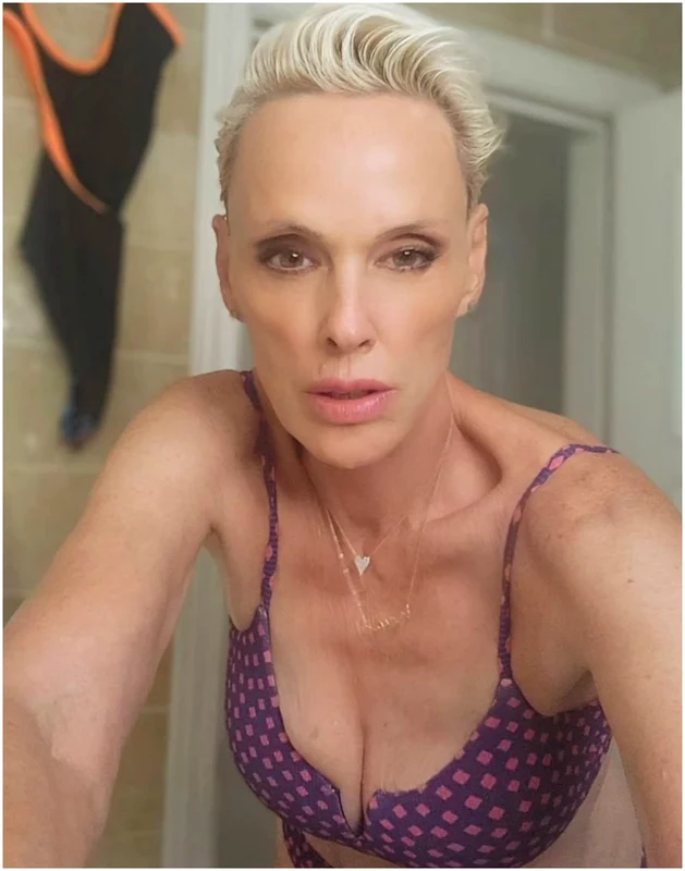 Brigitte Nielsen, în bikini mov.