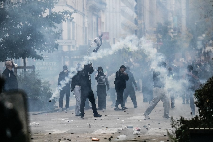 Revolta unei generații care cere mai mult de la educație. Student francez: „Tinerii români ar putea să se inspire din aceste mișcări”