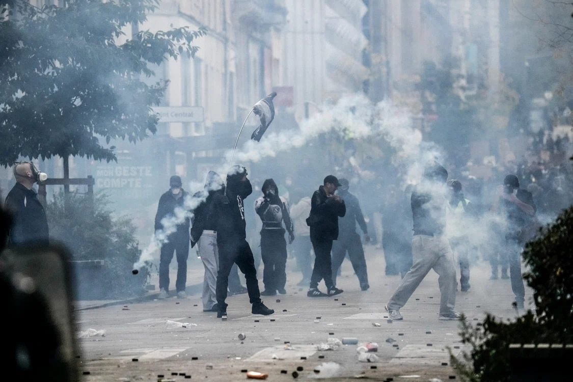 Peste 1.300 de persoane au fost reținute în Franța în urma manifestațiilor de sâmbătă, 24 octombrie.