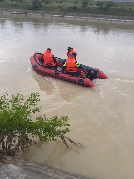 Echipajele de scafandri caută în Olt un vâlcean plecat la pescuit Foto Adevărul