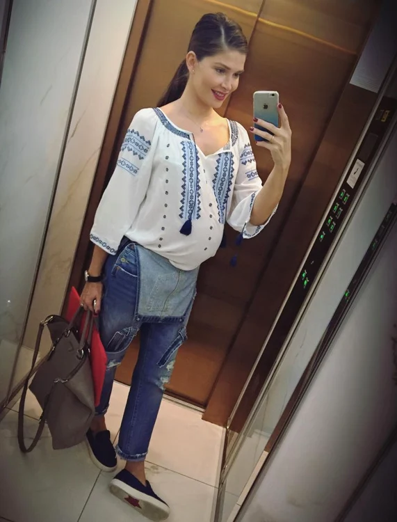 Alina s-a fotografiat în lift, iar pe mâna stângă poartă o verighetă 
