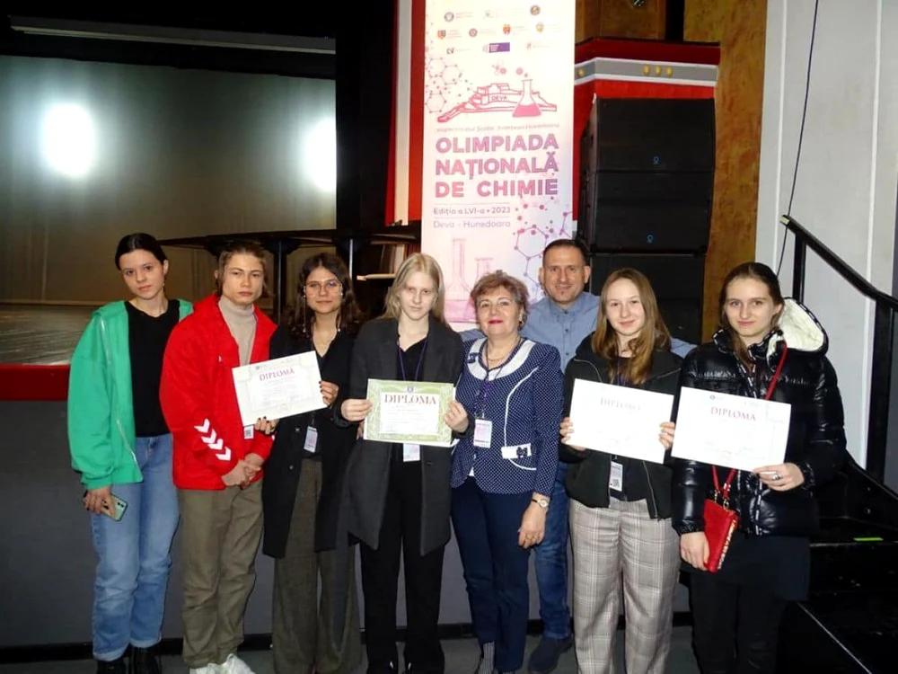 Teodora Gavrileț( cea cu ochelari) la Olimpiada Națională de Chimie FOTO ISJ Botoșani
