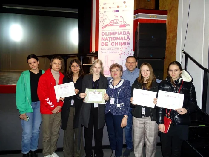 Teodora Gavrileț( cea cu ochelari) la Olimpiada Națională de Chimie FOTO ISJ Botoșani