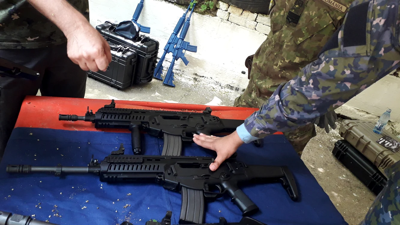 
    Tiberiu Alexandu Pîrvu a venit în poligon pentru a testa armele Berettafoto: Click!  