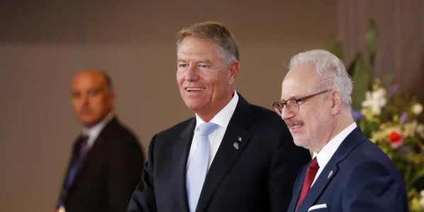 Egils Levits dand mana cu Klaus Iohannis FOTO EPA-EFE