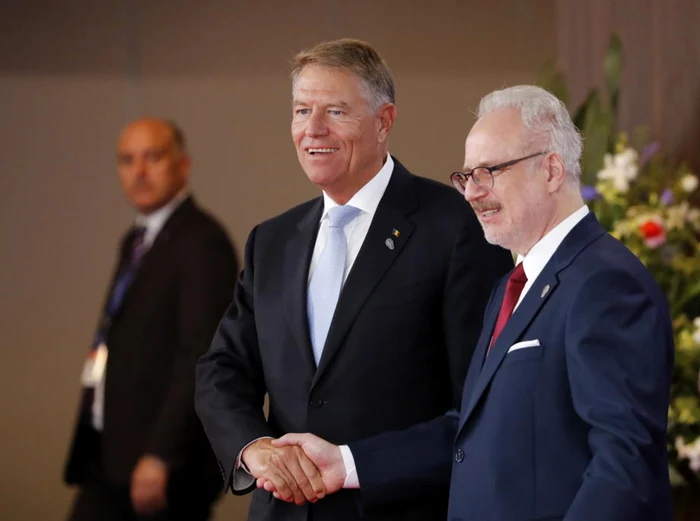 Egils Levits dand mana cu Klaus Iohannis FOTO EPA-EFE