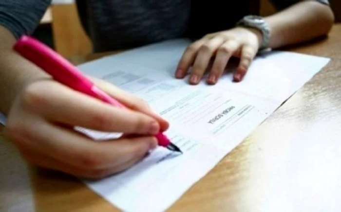 Pentru absolvenții profilului Umanist și pentru cei de profilul Pedagogic, subiectele de la Limba și literatura română au avut ca cerință realizarea eseului referitor la un text poetic aparținând autorilor Tudor Arghezi sau Ion BarbuFOTO: Click!