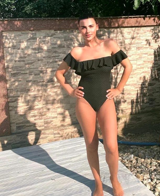 Lavinia Pârva, în costum de baie