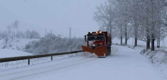 Frezele au intrat în acţiune, după ce zăpada s-a întins pe tot carosabilul FOTO Cosmin Zamfirache