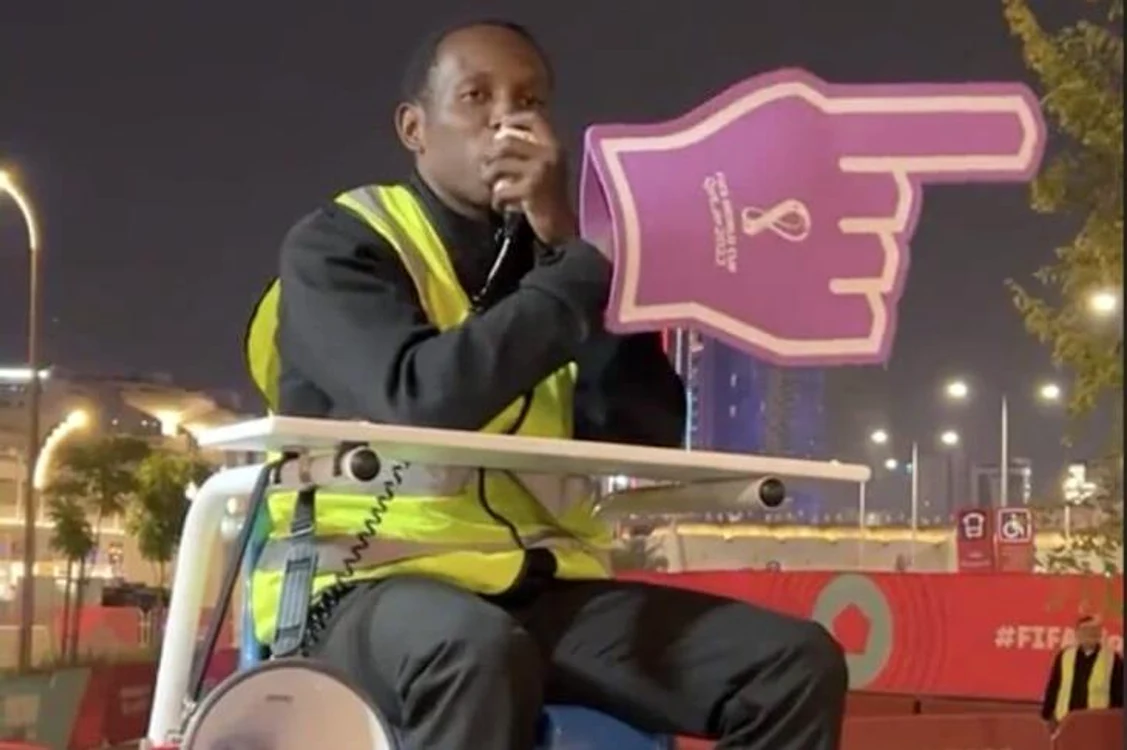 Imagine reprezentativă pentru Mondialul din Qatar cu un voluntar arătând drumul spre metrou.