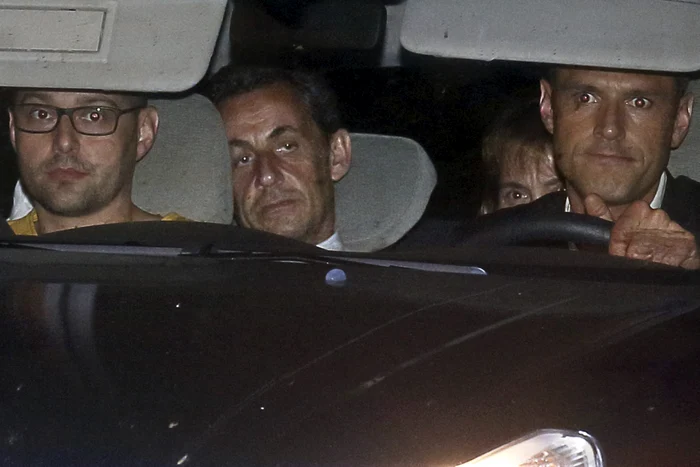Nicolas Sarkozy (centru) FOTO Reuters