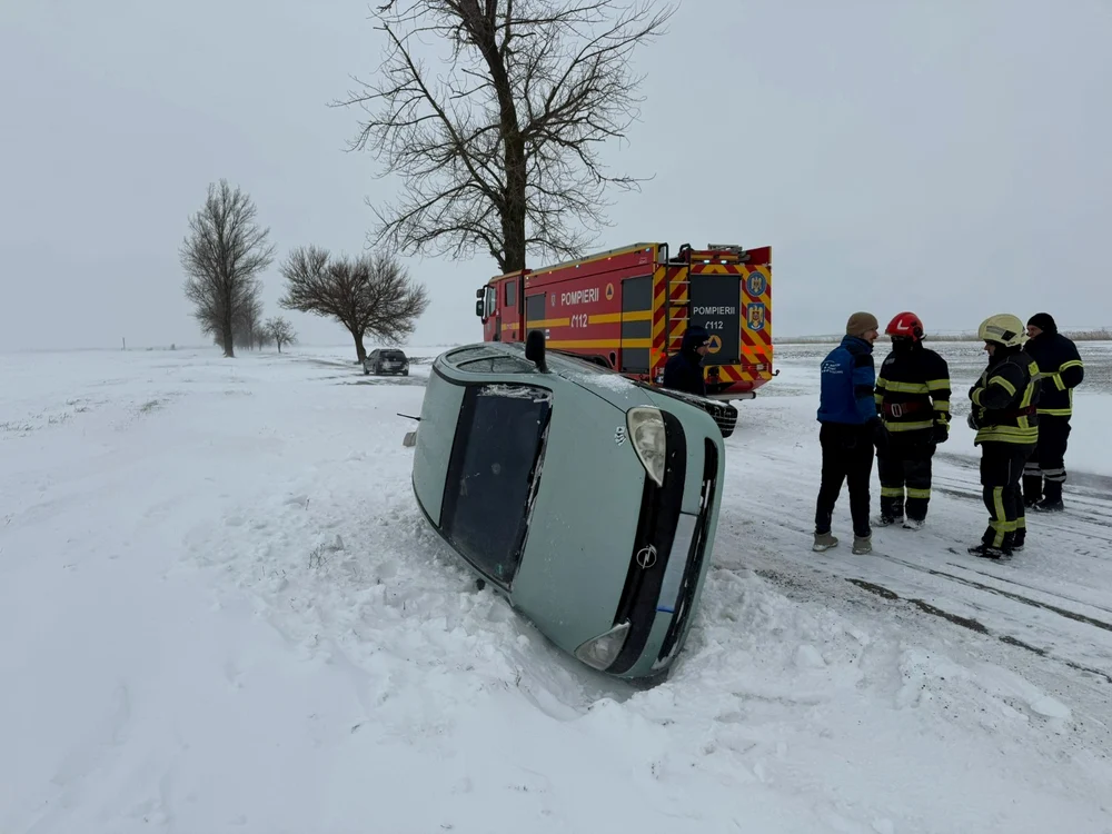 O mașină s-a  răsturnat în județul Brăila FOTO ISU Brăila