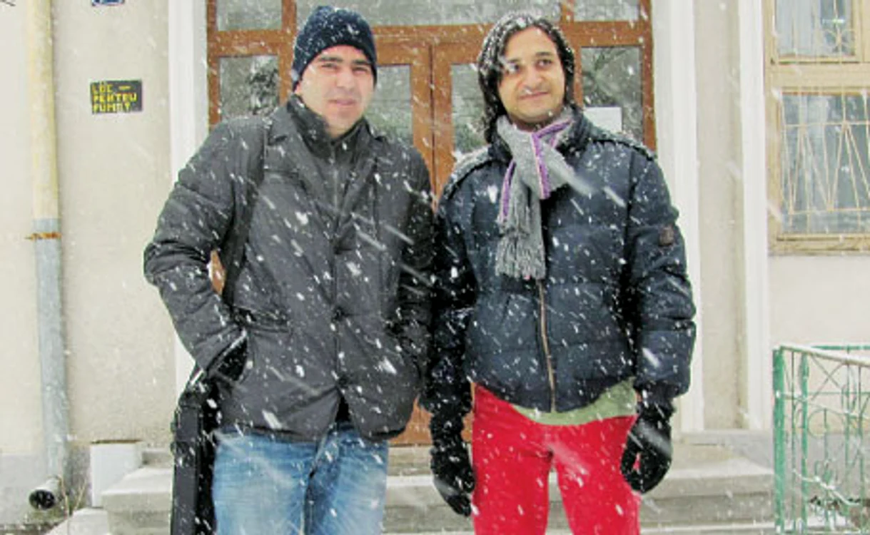 Prima iarnă din viaţa lui Wael. Alături, italianul Giuseppe Lo Presti, voluntar şi el, cu care Wael a locuit în acelaşi apartament