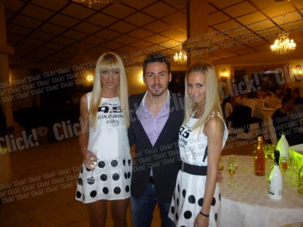 
    Adrian Cristea, alături de cele două blonde sexy  