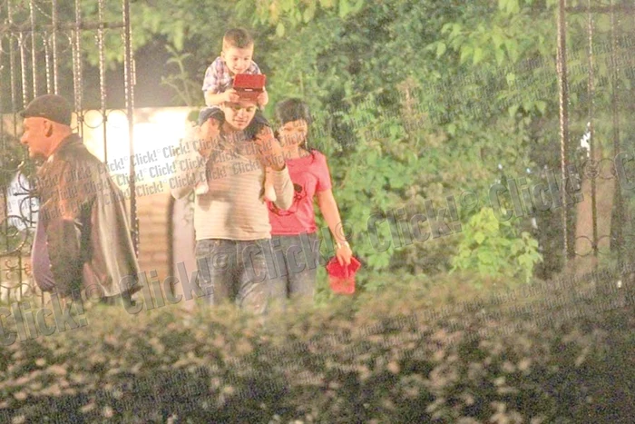 Vineri după-amiază, Adriana şi Silviu Prigoană au venit împreună să-i ia pe cei doi băieţi (FOTOGRAFII: MIHAI IONESCU)