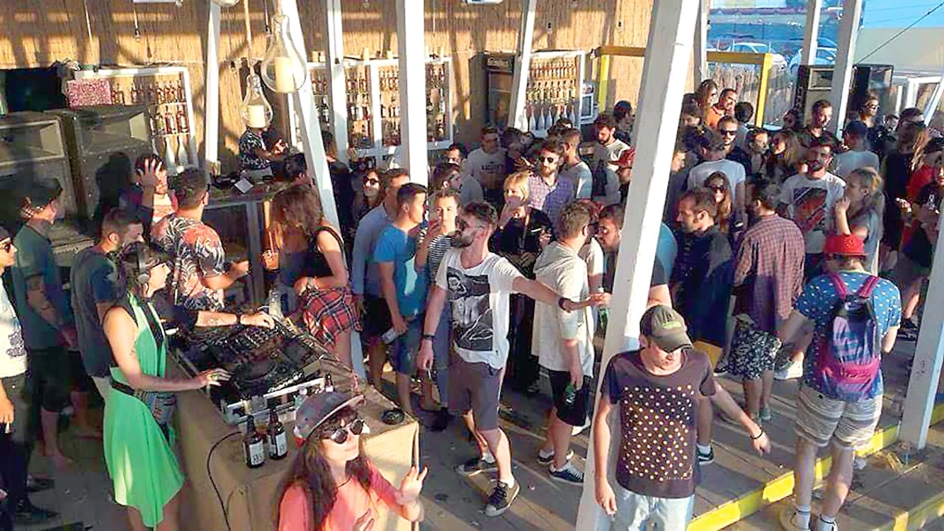 
    Fiica lui Oreste, Sabina,  serveşte la bar şi a învăţat să prepare băuturi   