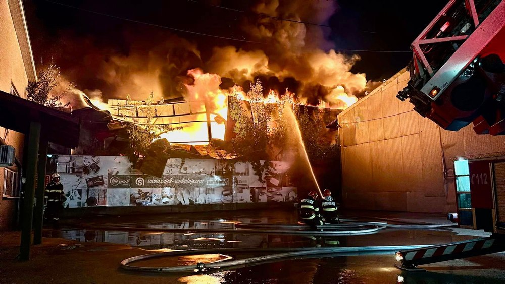 Incendiu puternic la un depozit de lângă București. Mobilizare impresionantă de forțe pentru stingerea focului