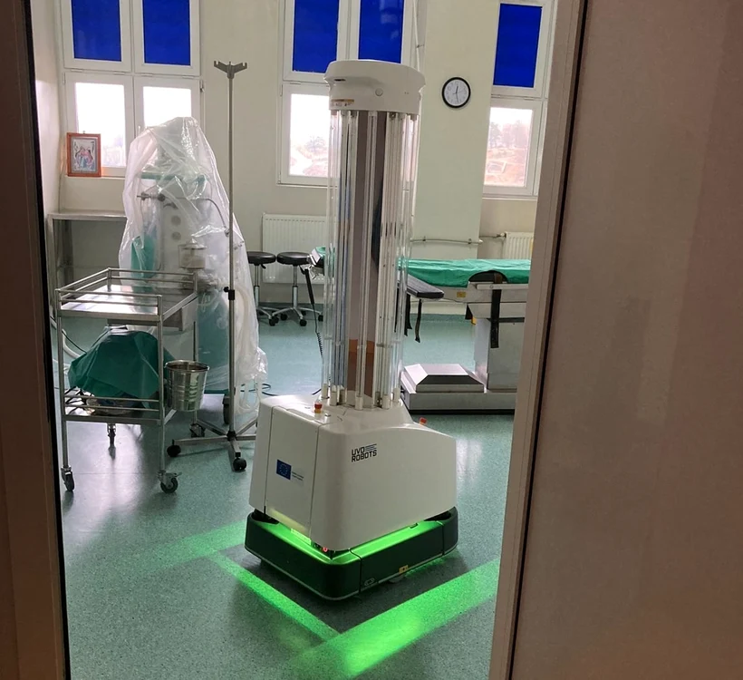 Robotul dezinfectant cu UV al Spitalului Orăşenesc Horezu - Vâlcea Foto Adevărul - credit DMS