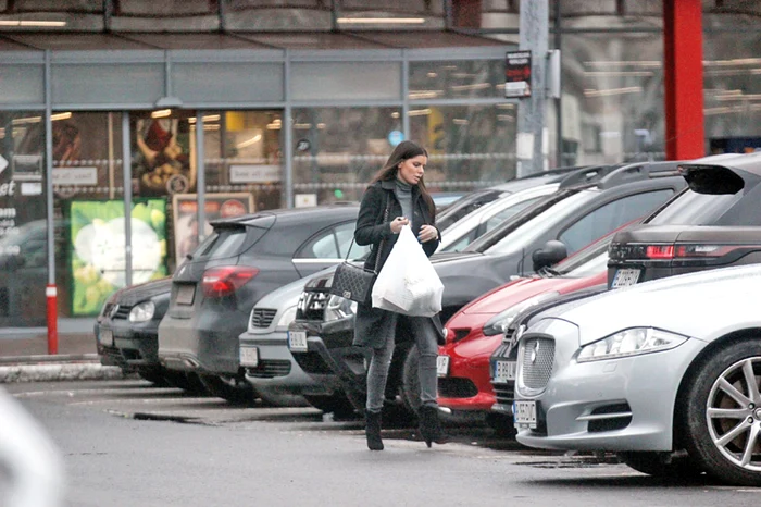 
    Ileana, cu sacoşa  de un 1 leu, şi cu  geanta marca  Chanel, pe umărfotografii: blitz   
