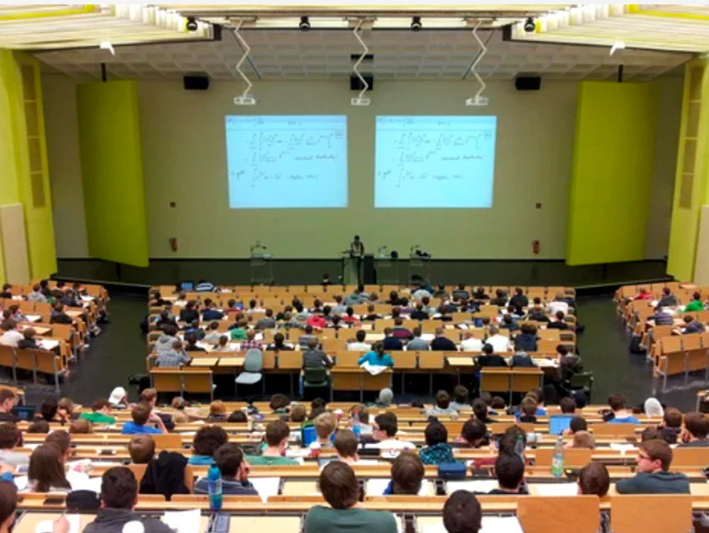 Studenţi în aulă la curs