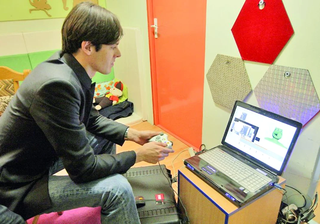 De pe un laptop, educatorii  pot vedea ce reacţii au copiii