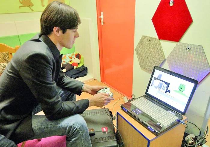 De pe un laptop, educatorii  pot vedea ce reacţii au copiii