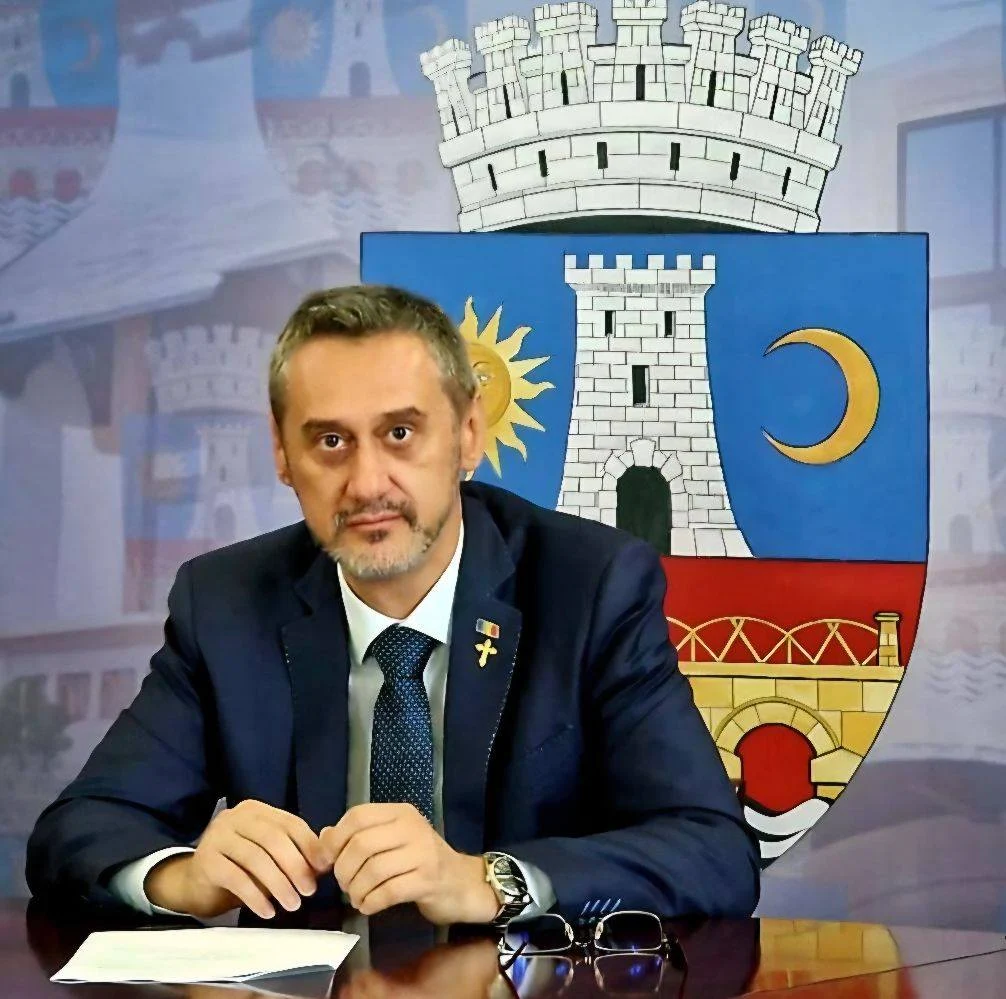 Primarul liberal din Slatina anunță că e încolțit de adversarii politici. „Sunt convins că PSD-ul plăteşte oameni care să mă urmărească”