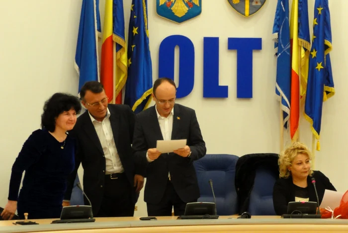 Minel Prina, noul primar al municipiului capitală de judeţ Slatina, studiind cu atenţie certificatul ce îi atestă calitatea mult dorită (Foto: Adevărul)