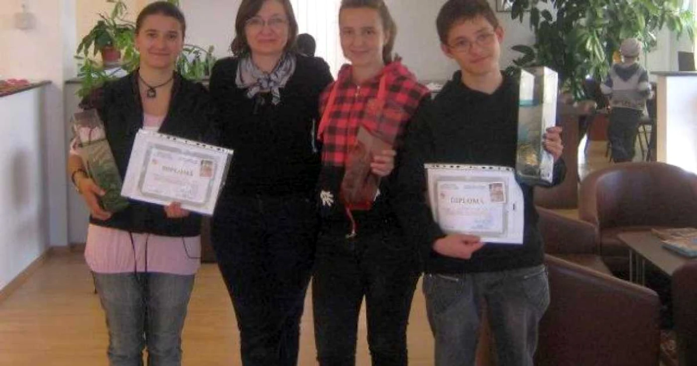 Maria alături de câţiva copii premianţi din Avrig. Foto: facebook