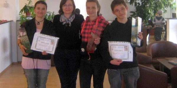 Maria alături de câţiva copii premianţi din Avrig. Foto: facebook