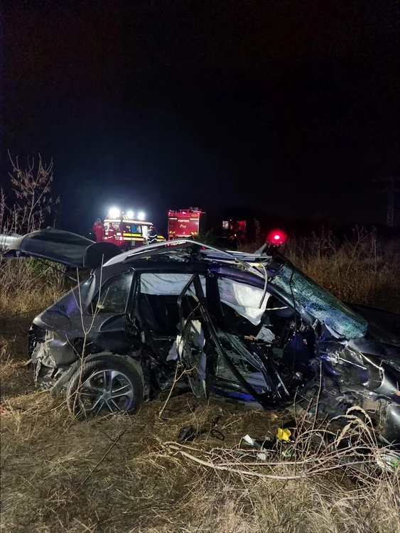 
    Mașina condusă de șoferul de 79 de ani a fost aruncată după impact pe câmpFoto: captură observatornews.ro  