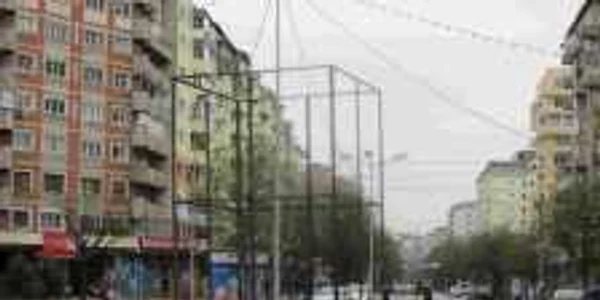 Trei luni nu le-au fost suficiente autorităţilor să demonteze cadrul metalic