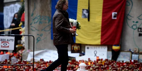 Violonistul André Rieu depune o candela si flori in memoria victimelor incendiului de la clubul Colectiv sambata