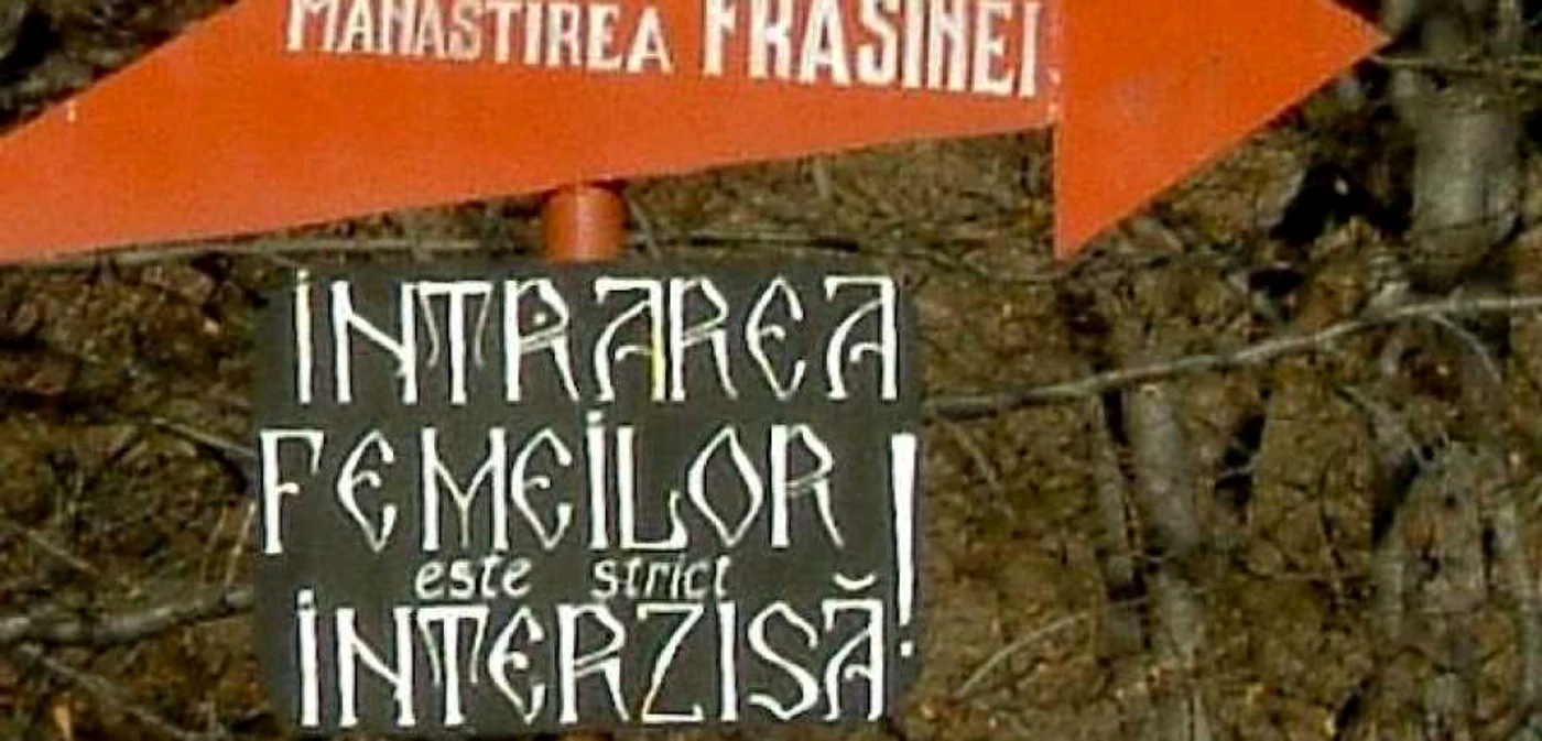 Unul dintre indicatoarele care duc spre mănăstirea Frăsinei. FOTO