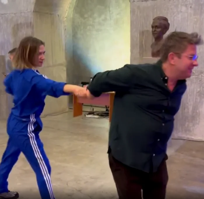 Adela Popescu dansează pe ritmuri de Lambada cu amicul Pavel Bartoş Foto: Captură video