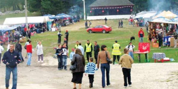 Coborâtul oilor, sărbătorit cu mici în Baia de Fier