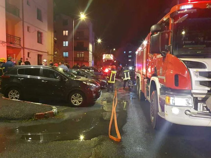 Locatarii unui bloc din Brașov, evacuaţi în urma unui incendiuFoto: ISU Brașov