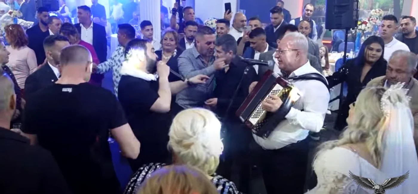 Neluțu Neagu ( la acordeon) și Florin Salam în timpul unui concert / foto: Captura Youtube