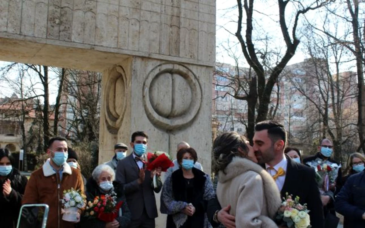 
    Nicolata și Florin au fost căsătoriți de edilul orașului Tg. JiuFoto: adevarul.ro  