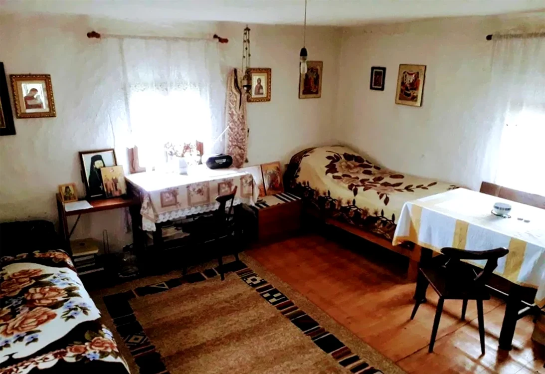 Au fost păstrate o parte din mobilierul original: un pat, o măsuţă şi o băncuţă, toate din lemn