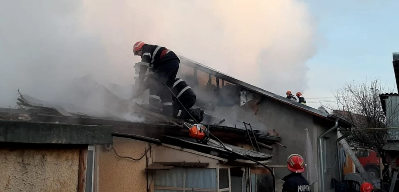 Pompierii încearcă să stingă incendiul                                         FOTO: ISU Giurgiu